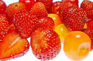 beyaz bir arka plan üzerinde parlak renkli meyve