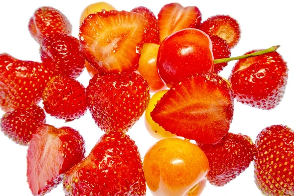 beyaz bir arka plan üzerinde parlak renkli meyve