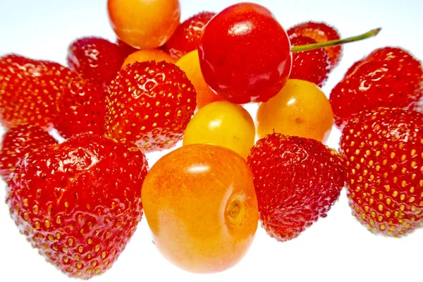 beyaz bir arka plan üzerinde parlak renkli meyve