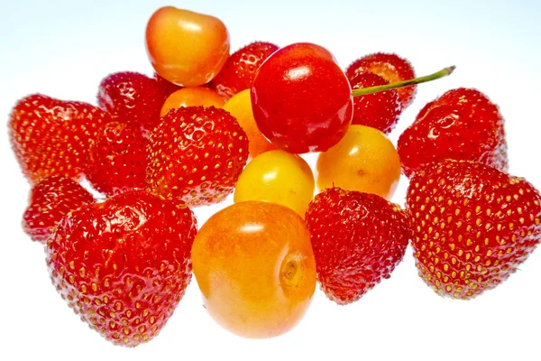 beyaz bir arka plan üzerinde parlak renkli meyve