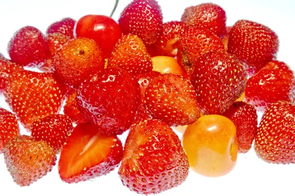 beyaz bir arka plan üzerinde parlak renkli meyve