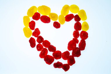 beyaz bir arka plan üzerinde parlak renkli Kuruyemiş