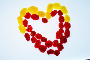 beyaz bir arka plan üzerinde parlak renkli Kuruyemiş