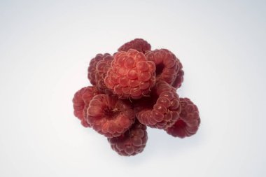 Beyaz arka plan üzerinde taze ev yapımı kırmızı ahududu