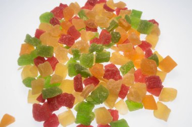 Beyaz bir arka plan üzerinde parlak çok renkli şekerlenmiş meyve