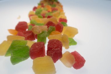 Beyaz bir arka plan üzerinde parlak çok renkli şekerlenmiş meyve