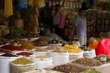 Saigon, Vietnam - Temmuz 2017: kurutulmuş meyve sokak pazarında görüntüsünü
