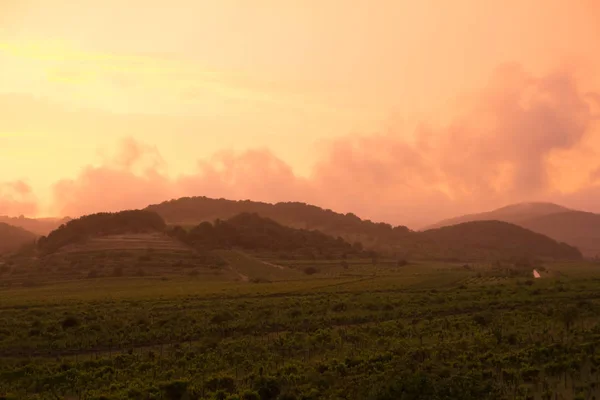 Πορτοκαλί εντυπωσιακό ηλιοβασίλεμα πάνω από τους λόφους — Φωτογραφία Αρχείου