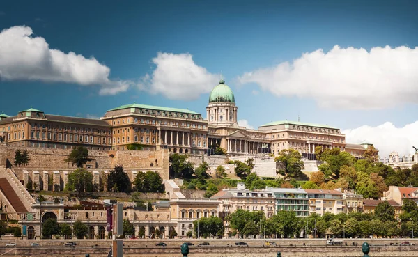 Buda Castle and Royal Palace against cloudy sky — Stock Photo, Image