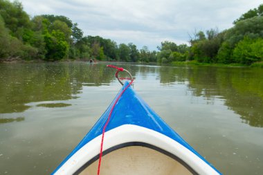Nehri üzerinde küçük bir tekne önü