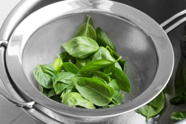 Elek içinde fesleğen yaprakları