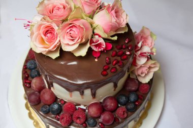 kek chockolate çizgileri ve çilek