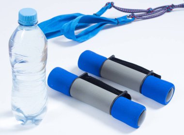 su şişesi ve egzersiz donanımları