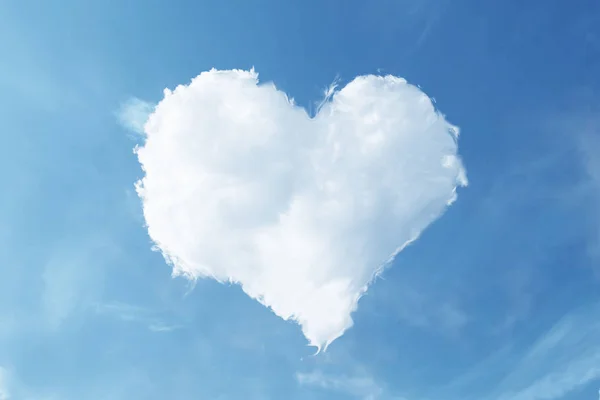 Σύννεφο Σχήμα Καρδιάς Στον Γαλάζιο Ουρανό — Φωτογραφία Αρχείου