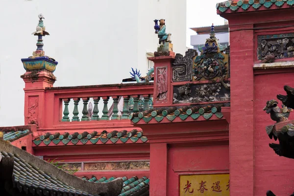 Roof and balcony of chinese temple — Stock Photo, Image