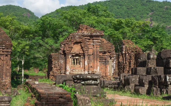 Ancient ruins in jungle — Stock Photo, Image