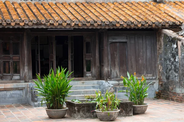 Starobylé asijské architektury dřevěné domy — Stock fotografie