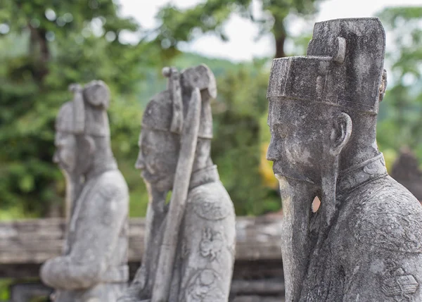 Estatuas antiguas en la tumba de Khai Dinh en Hue — Foto de Stock