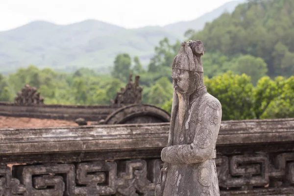 Китайская статуя в гробнице Кхай Динь в Хюэ — стоковое фото