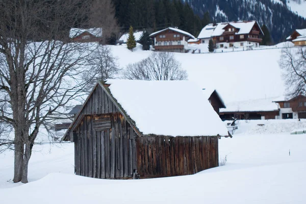 Trehytte i vintersnølandskap – stockfoto