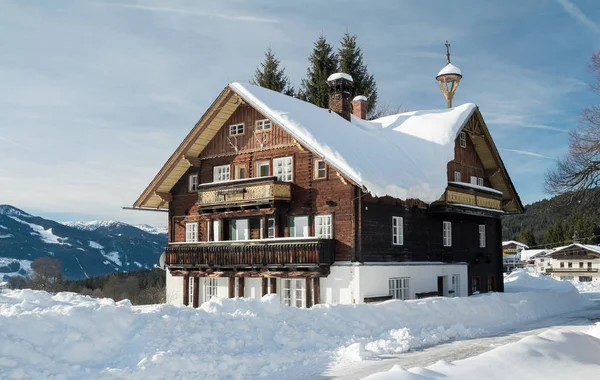 Casa coberta de neve em montanhas — Fotografia de Stock