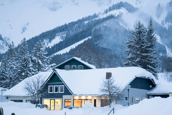 Casa coberta de neve em montanhas — Fotografia de Stock