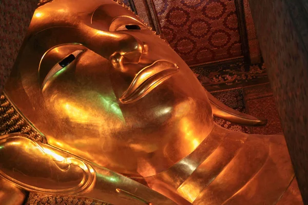 Reclinando o rosto da estátua de ouro de Buda em Wat Pho, Bangkok — Fotografia de Stock