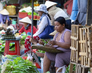 Saigon, Vietnam - Haziran 2017: otlar semt pazarı, Saigon, Vietnam üzerinde satış Vietnamca sokak satıcısı.