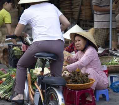 Saigon, Vietnam - Haziran 2017: Semt pazarı, Saigon, Vietnam üzerinde sebze satan Vietnamca sokak satıcısı.