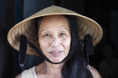 Hoi An, Vietnam, Temmuz 2017: portre yüz koni şapka giyen vietnam kadın portresi