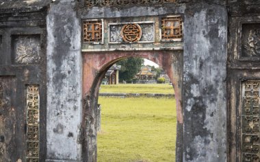 avlu kapısı ve ağaçlar ton Kalesi, Vietnam ile