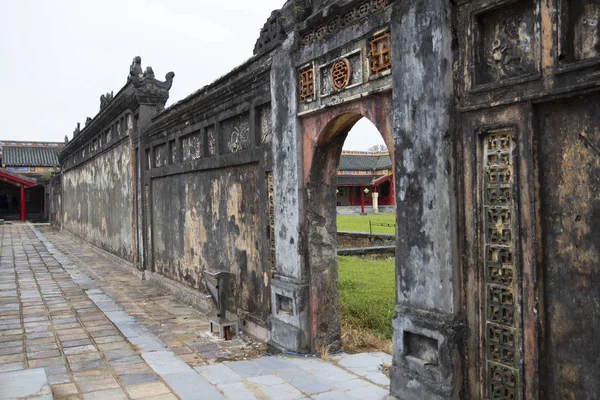 Courtyard with gate in Hue citadel — Stock Photo, Image