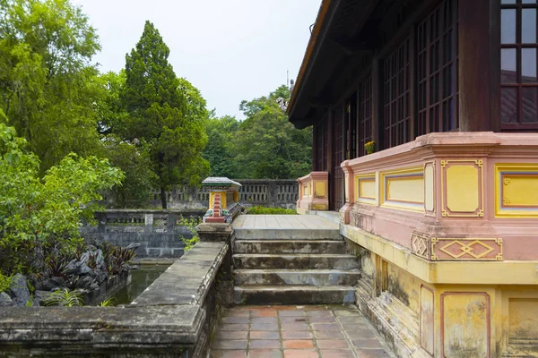 Jardim fora do templo asiático — Fotografia de Stock