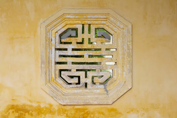 Chinese temple ornate window — Stock Photo, Image