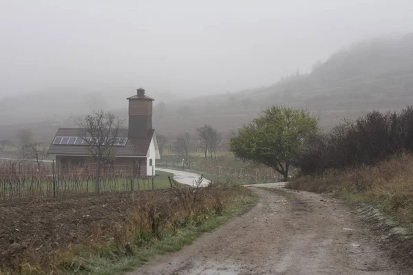 Huis op mistige platteland — Stockfoto