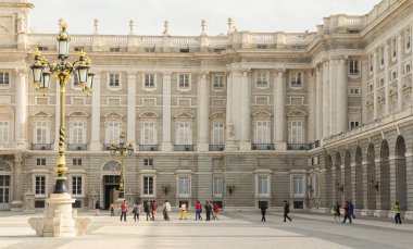 Madrid, İspanya - Nisan 2015: grup Madrid, İspanya Kraliyet Sarayı avlu üzerinde yürüyen insan