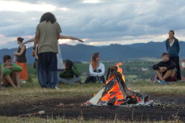 Drienok, Slovakya - Haziran 2017: Grup Drienok, Slovakya şenlik ateşi etrafında oturan insan