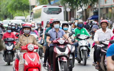 Saigon - Haziran 2017: Karayolu trafik Saigon, Vietnam