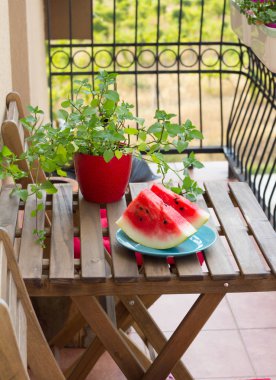Tahta masada dilimlenmiş karpuz.