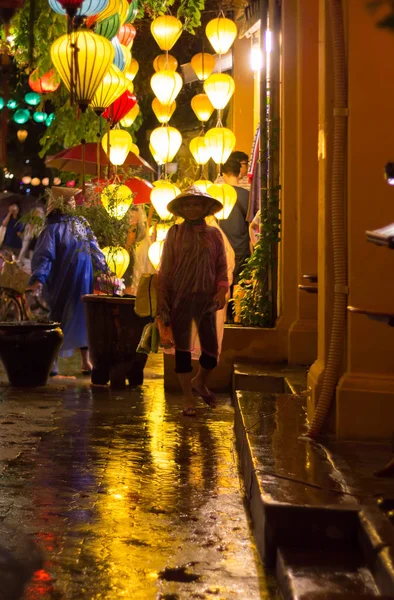 Hoi An, Vietnam - Juin 2017 : vie nocturne dans la rue pendant la nuit pluvieuse dans une lanterne allumée Hoi An, Vietnam . — Photo