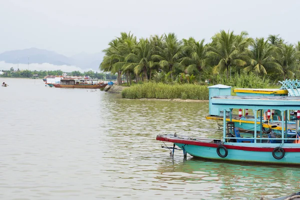 Boat on river in Vietnam — Stock Photo, Image