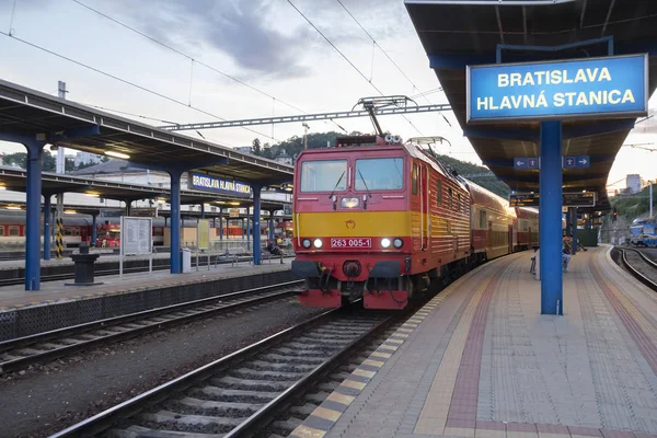 Comboio na estação ferroviária Imagem De Stock