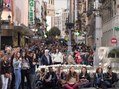 Madrid, İspanya - Nisan 2015: Nisan 2015'te Madrid'de sokakta insan kalabalığı.