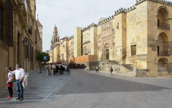 Cordoba, Hiszpania-kwi, 25: turyści chodzą na ulicy Cordoba w pobliżu meczetu w kwietniu, 25, 2014 w Cordoba, Hiszpania — Zdjęcie stockowe