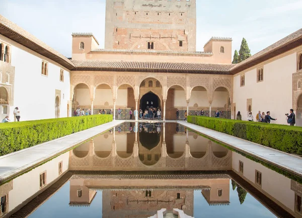 GRANADA, ESPAÑA - ABR, 2014: los turistas que admiran el palacio de la Alhambra en abril de 2014 en Granada, España — Foto de Stock