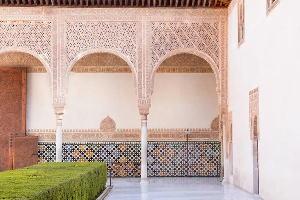 Parete ornata nel palazzo dell'Alhambra — Foto Stock