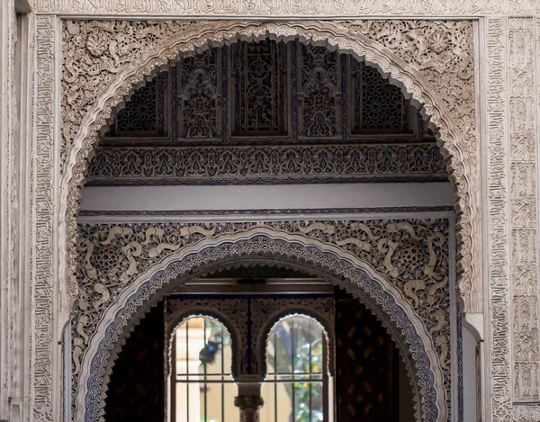 Primo piano della parete ornata nel palazzo dell'Alhambra — Foto Stock