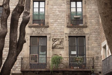 balkon lu ve pencereli eski binanın cephesi