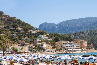 Mallorca, İspanya - Haziran 2016 turistler Haziran 2016'da Mallorca, İspanya'da kalabalık plajda güneşleniyor