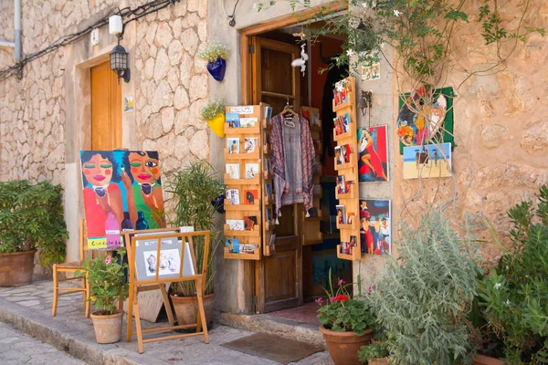 VALLDEMOSSA, ESPAÑA - JUNIO 2016 Exposición de arte de la pintura en una pequeña tienda de souvenirs en junio 2016 en Valldemossa, España —  Fotos de Stock